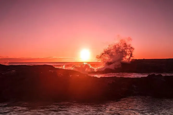 Splash on black reef